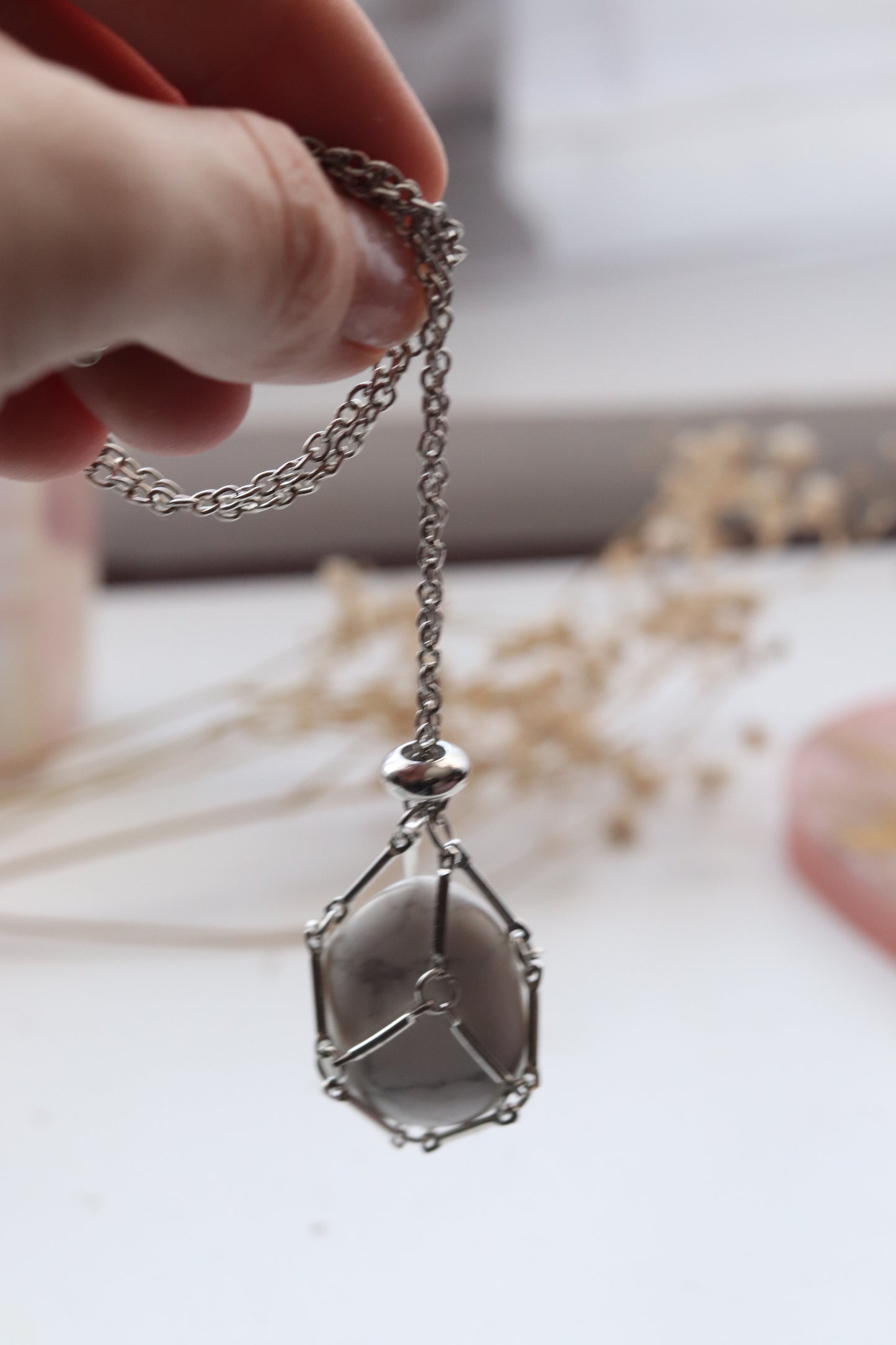 Crystal holder mesh necklace